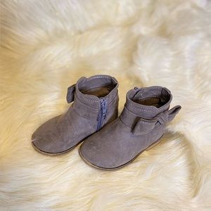 Grey ankle boots for toddler girl. Size 5